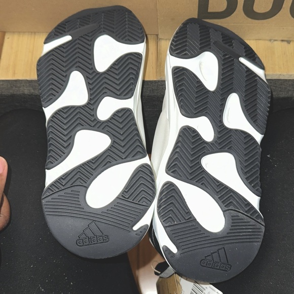 AUTHENTIC YEEZY MNVN 700, MENS 7.5. WMNS 8/8.5 NWT - Picture 14 of 15